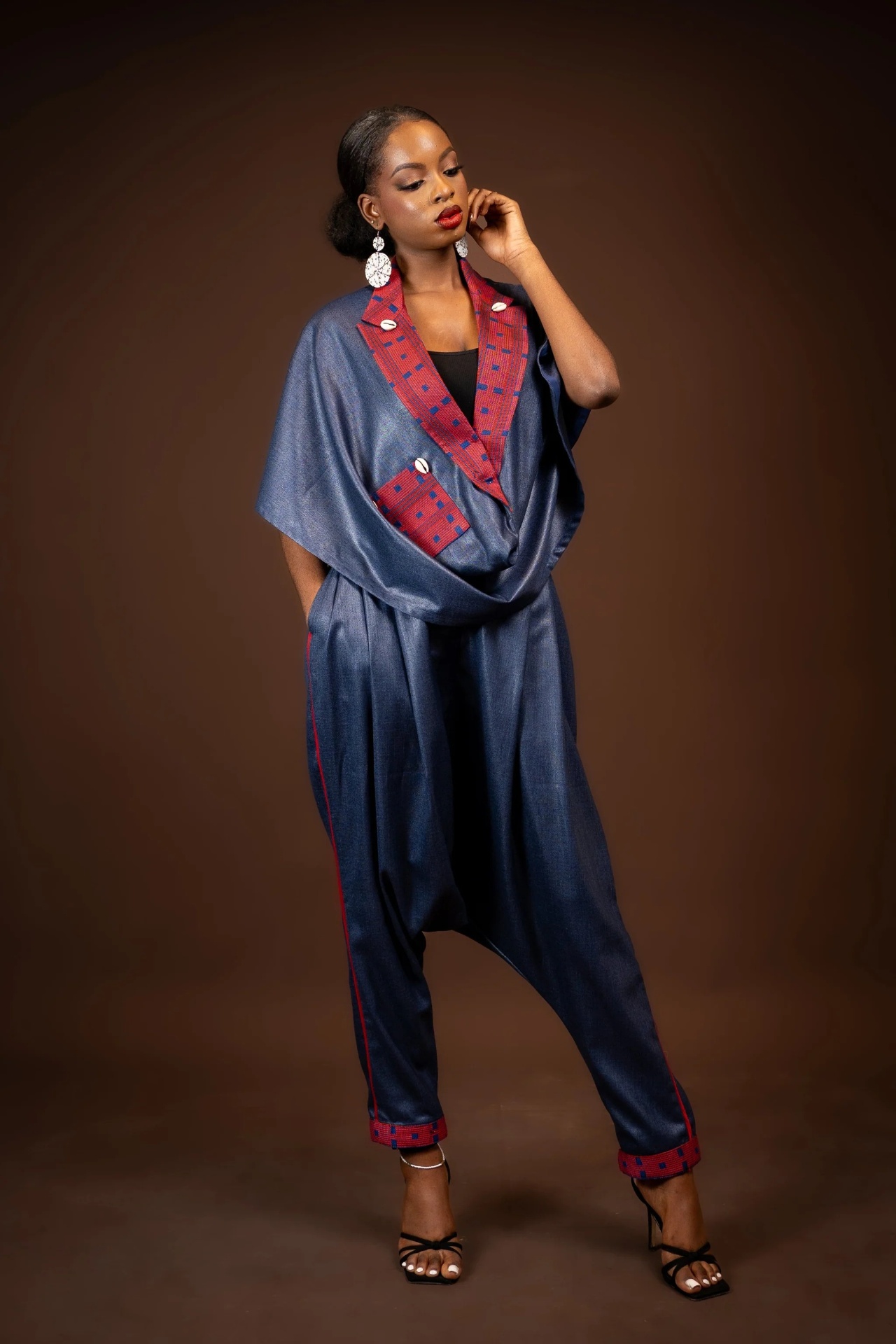 Ensemble denim drapé — col manjak grenat et sarouel taille basse