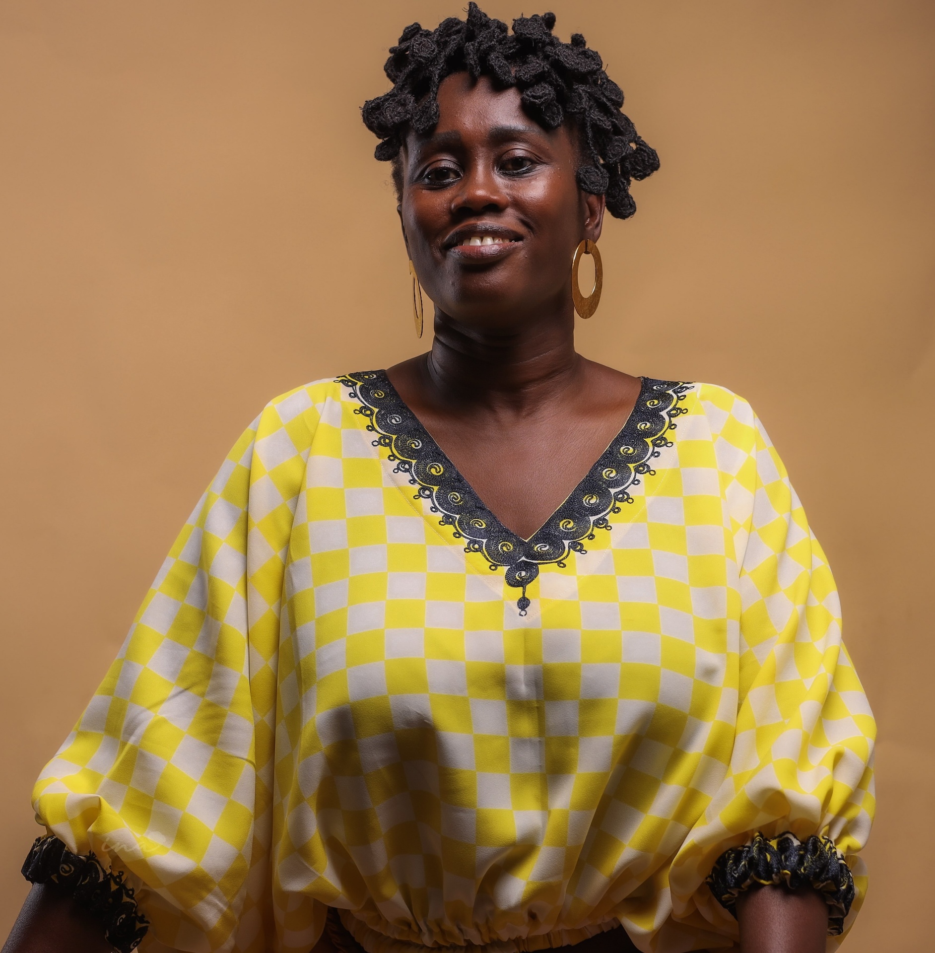 Boubou damier jaune et blanc, encolure brodée