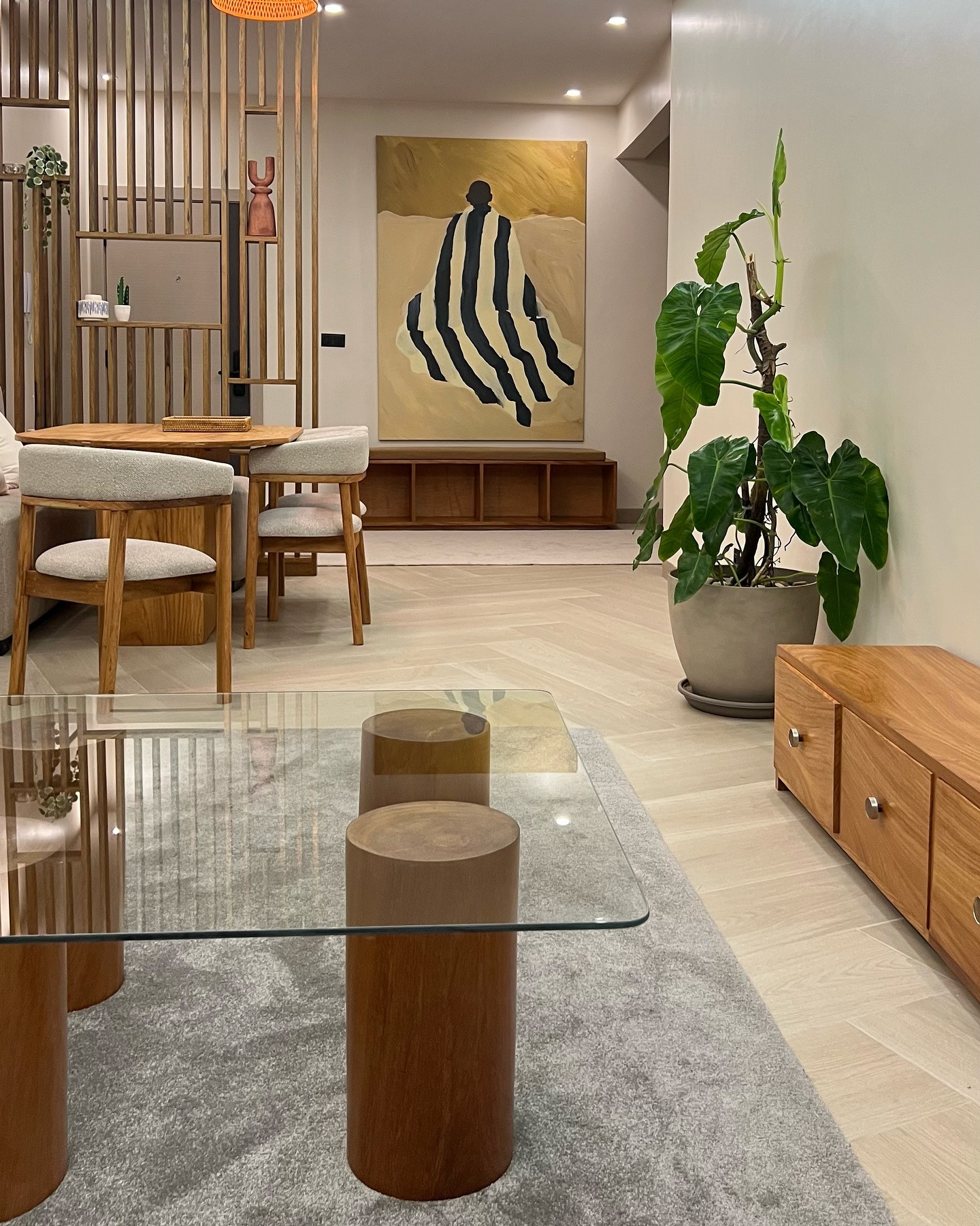 Salon ouvert, table basse en verre et bois massif