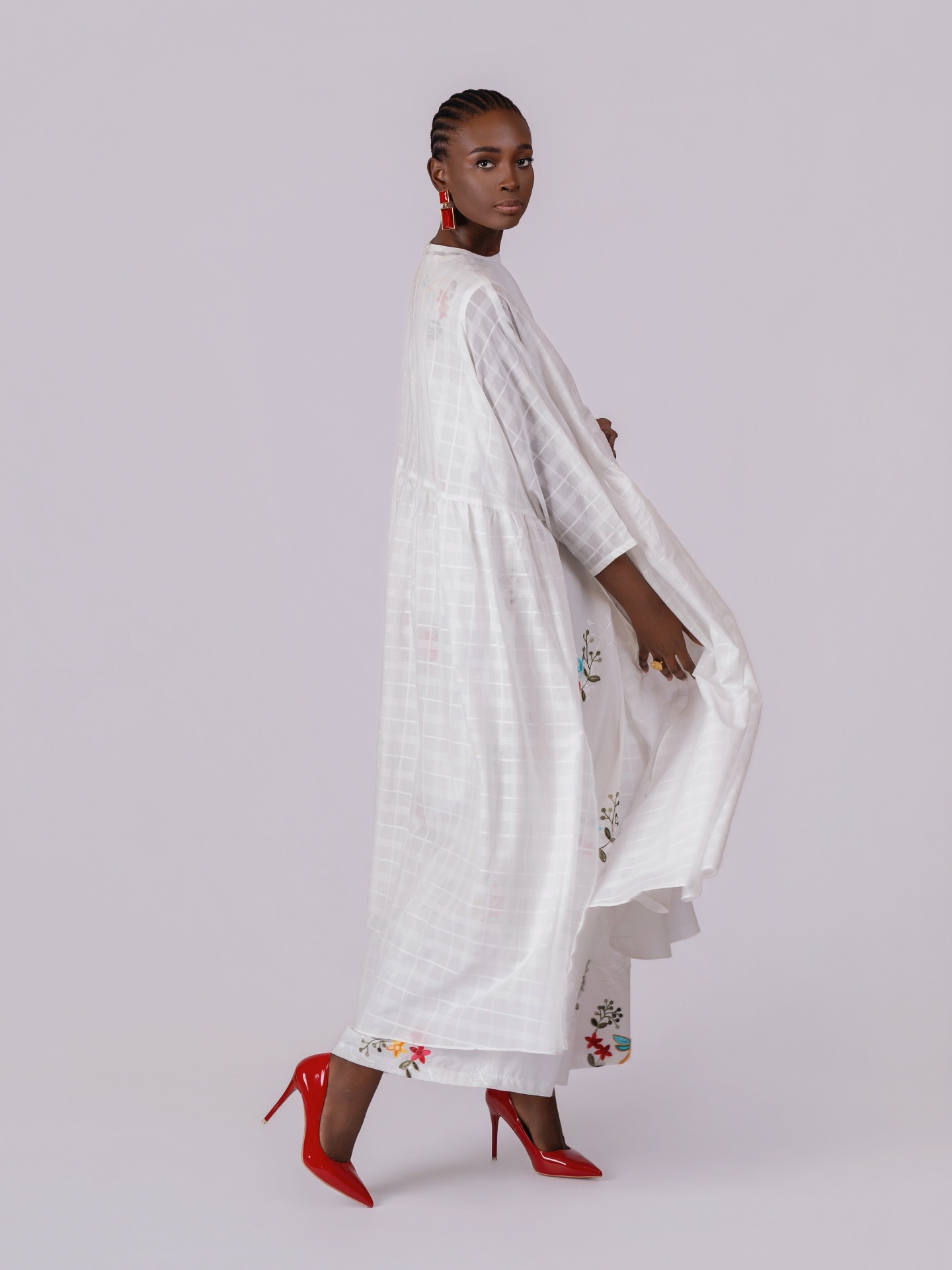 Robe brodée fleurs et mules rouges