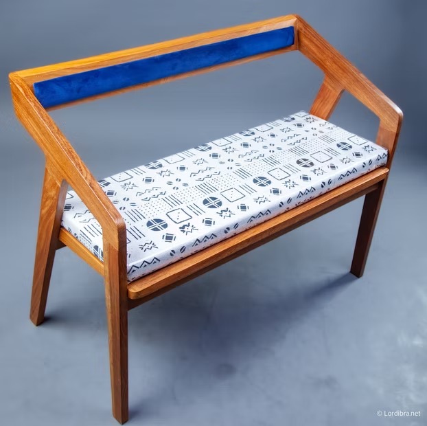 Banc bogolan, dossier velours bleu klein