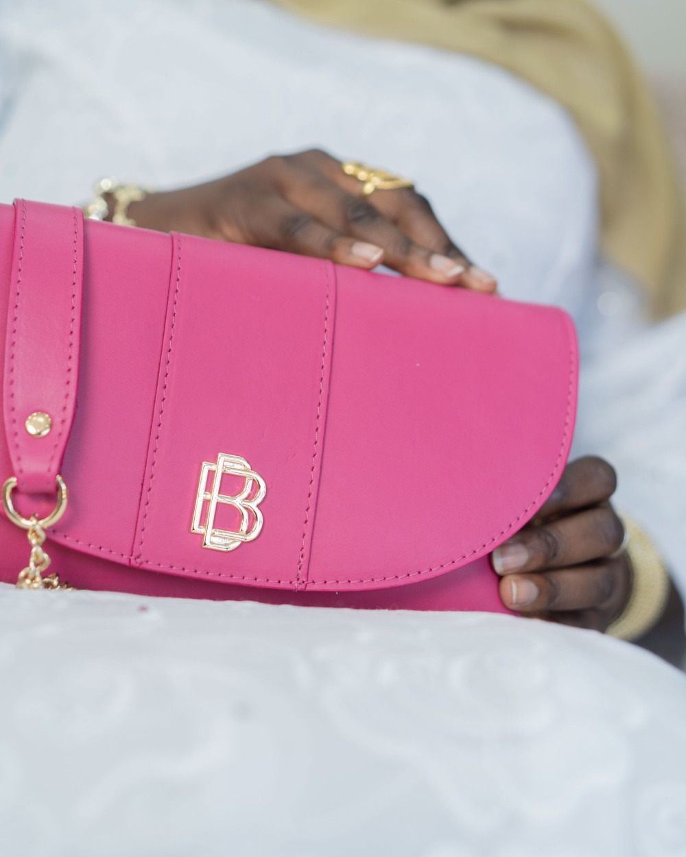 Pochette demi-lune fuchsia — fermoir monogramme or