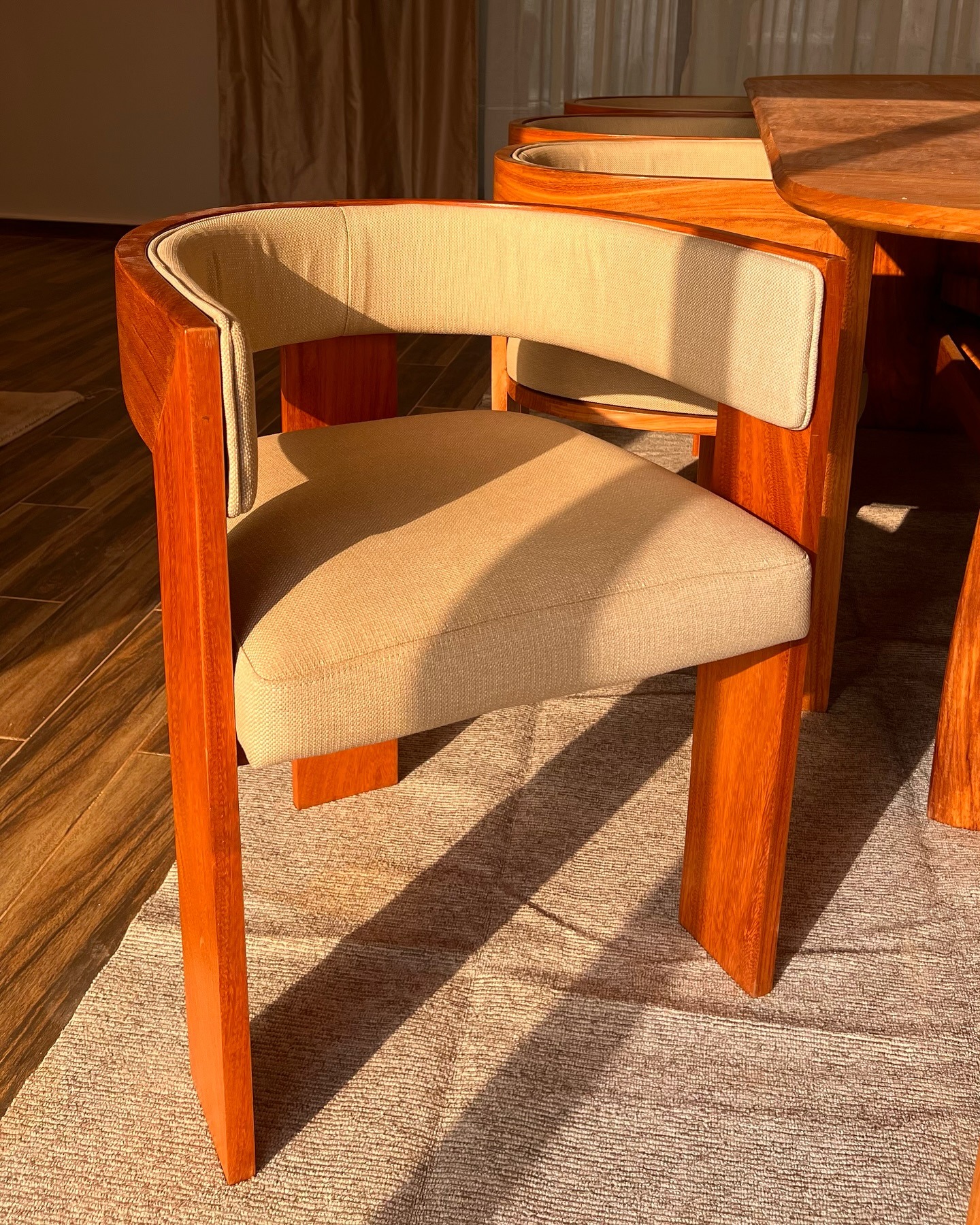 Fauteuil arche en bois massif, lumière rasante