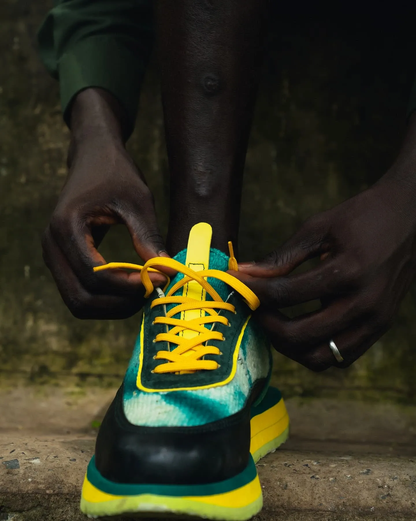 Laçage sneaker tie-and-dye vert et jaune — geste artisan