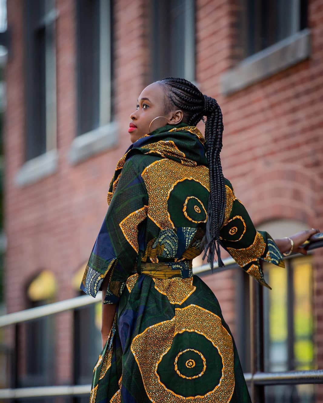 Robe manteau wax aux disques solaires — dos travaillé en volumes