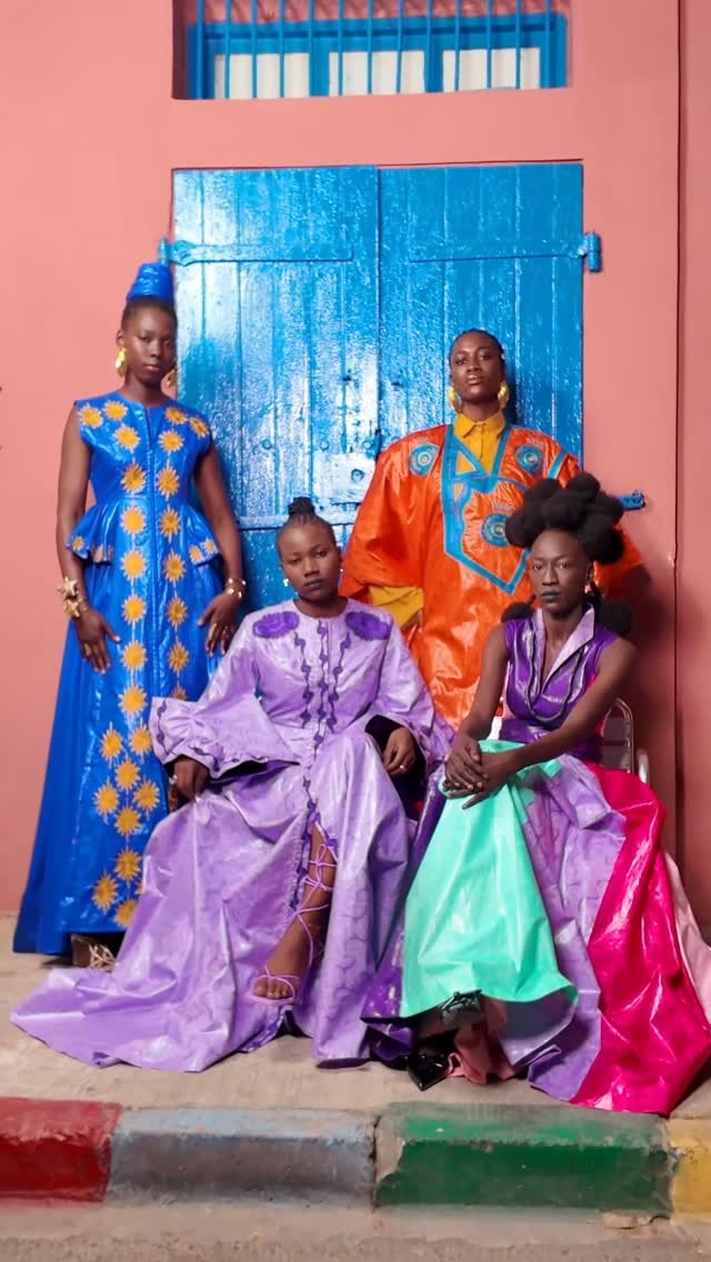Quatuor devant la porte bleue — allure royale à Saint-Louis