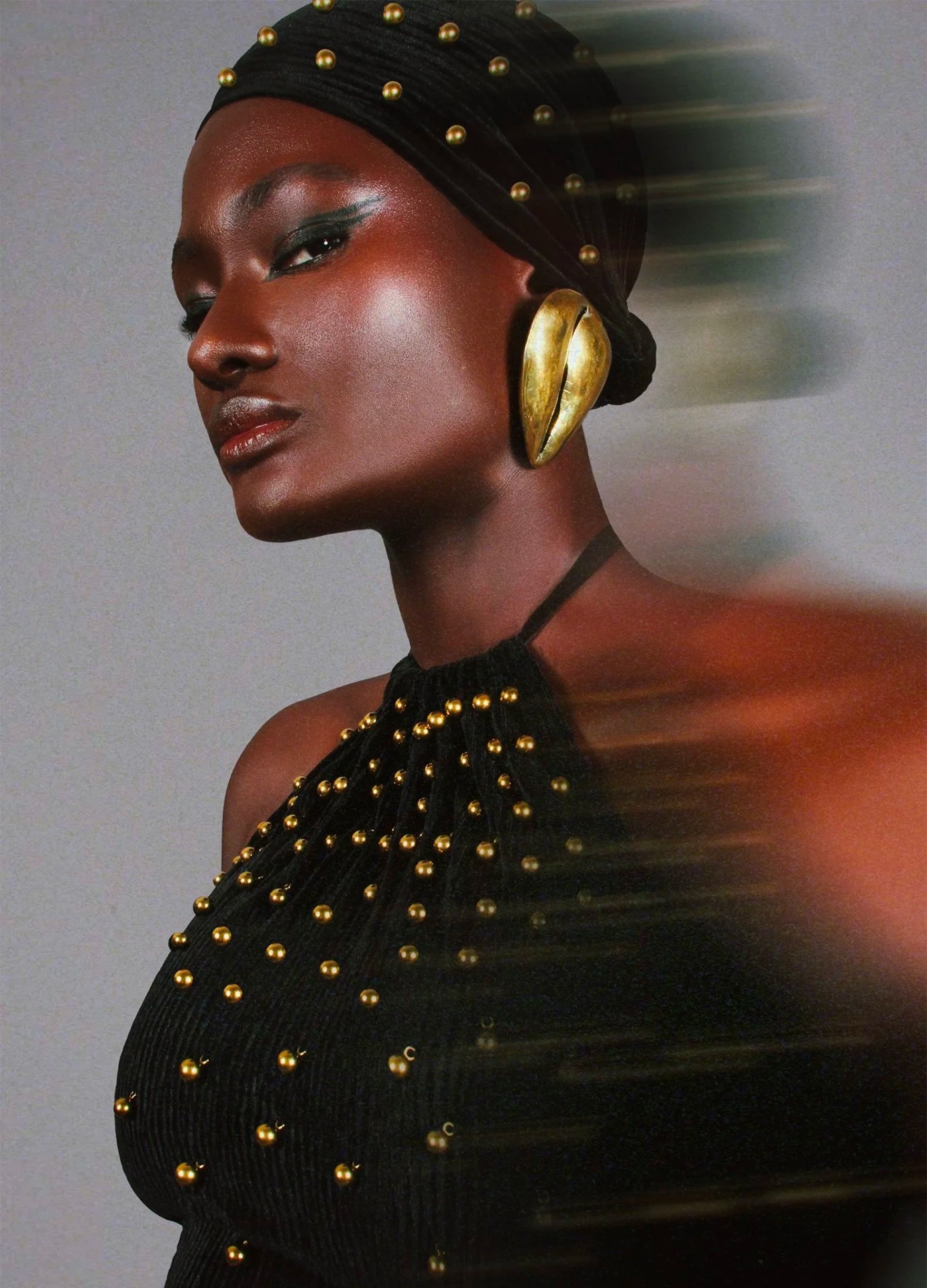 Beda Jumpsuit — velours plissé clouté d'or et boucle cauri laiton