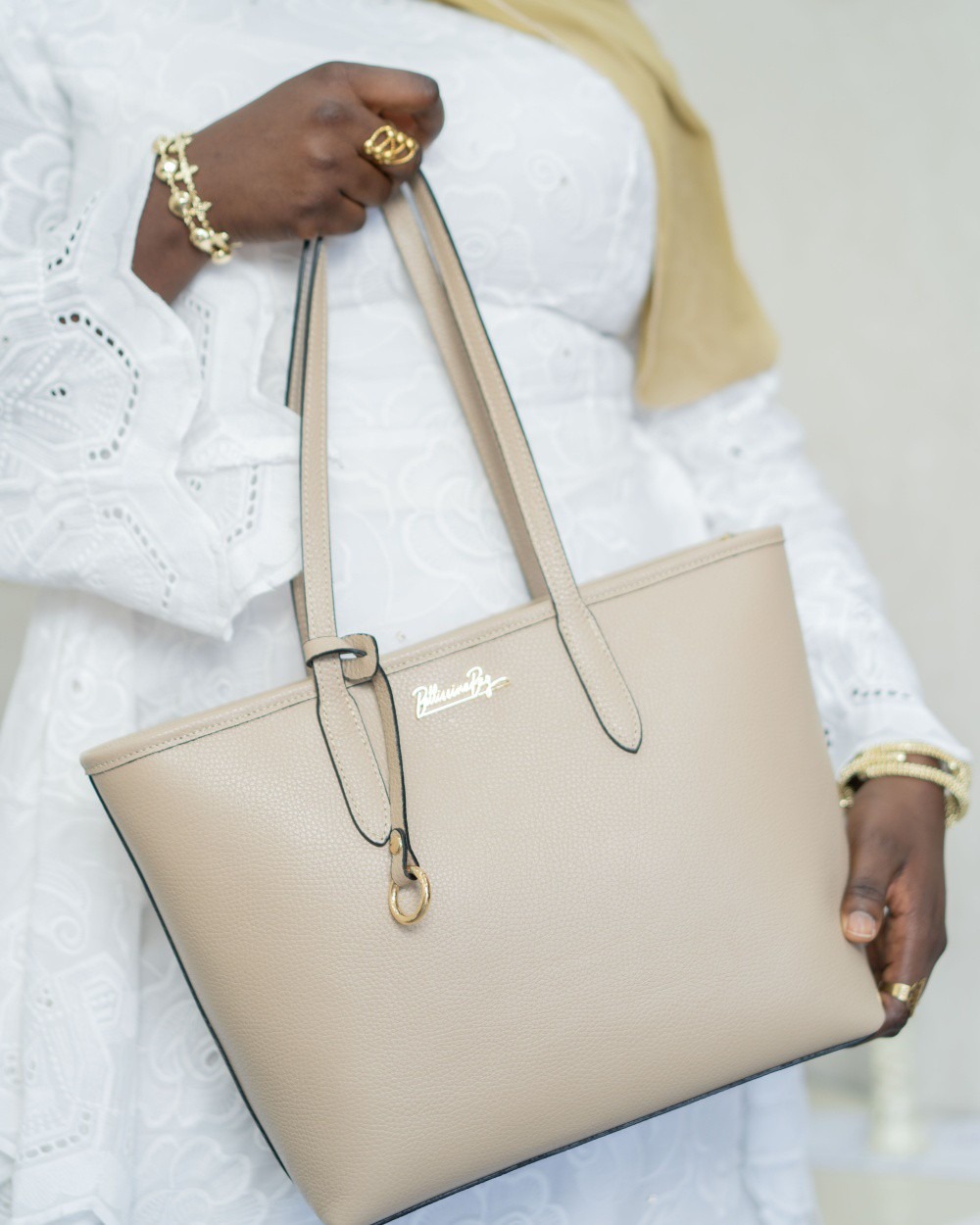 Cabas taupe — cuir clair, signature dorée
