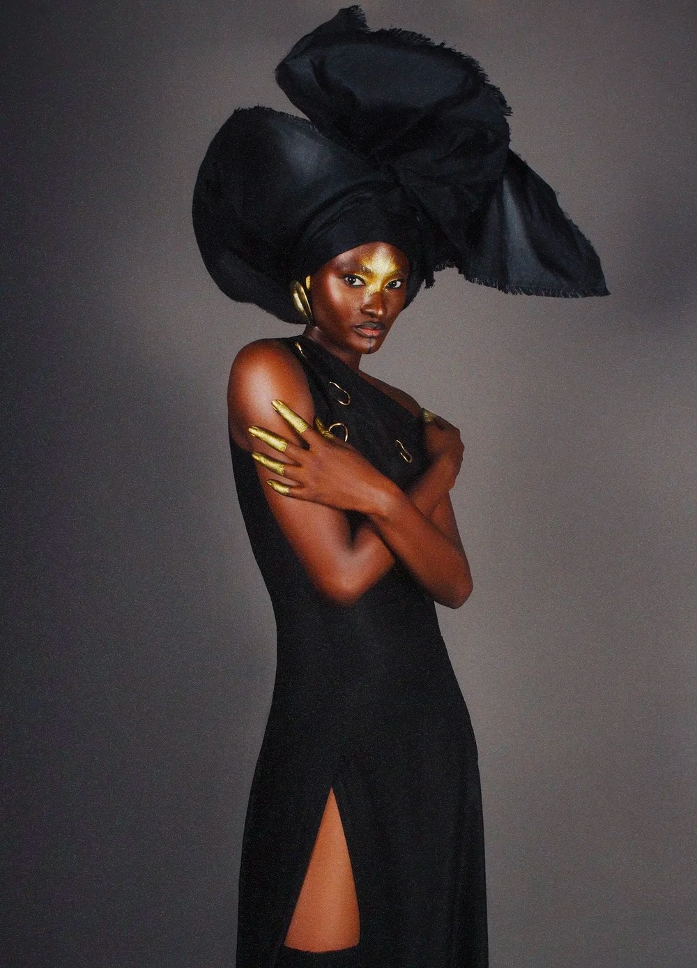 Seenara Dress — turban taffetas, maquillage doré et ongles laiton