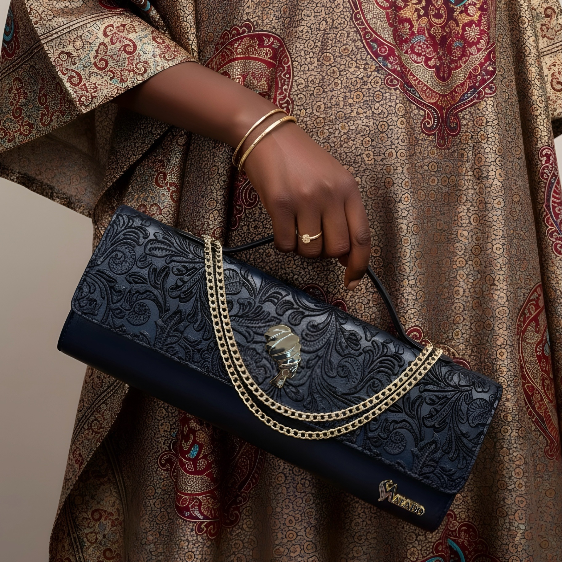 Pochette bleu nuit embossée portée en cérémonie