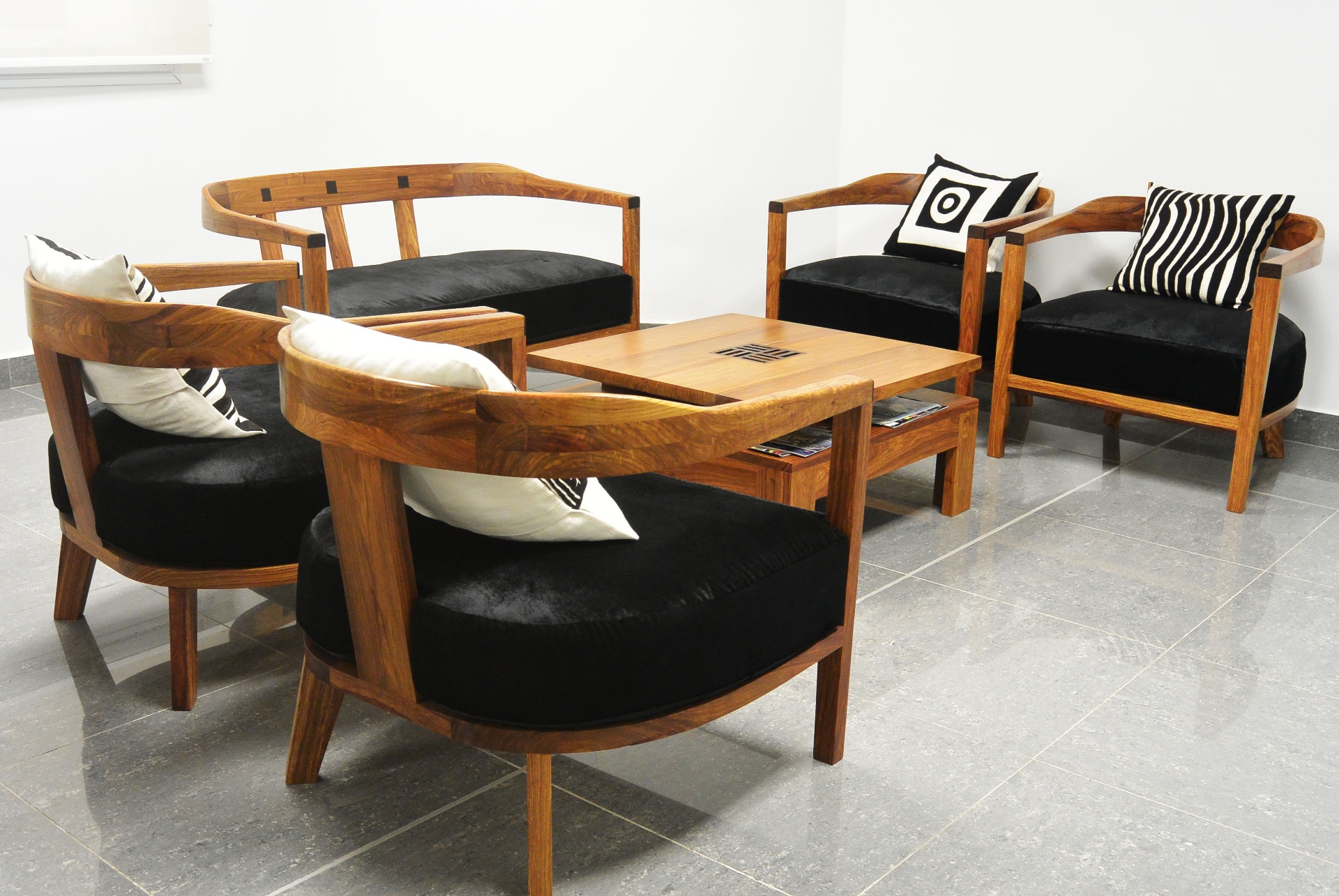 Salon Sédhiou : quatre fauteuils tonneau en palissandre, table basse à incrustation.