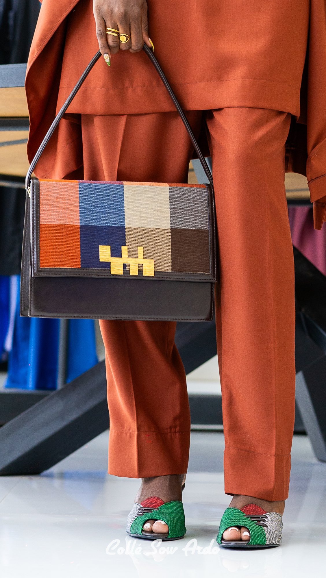 Sac emblématique — patchwork textile et cuir