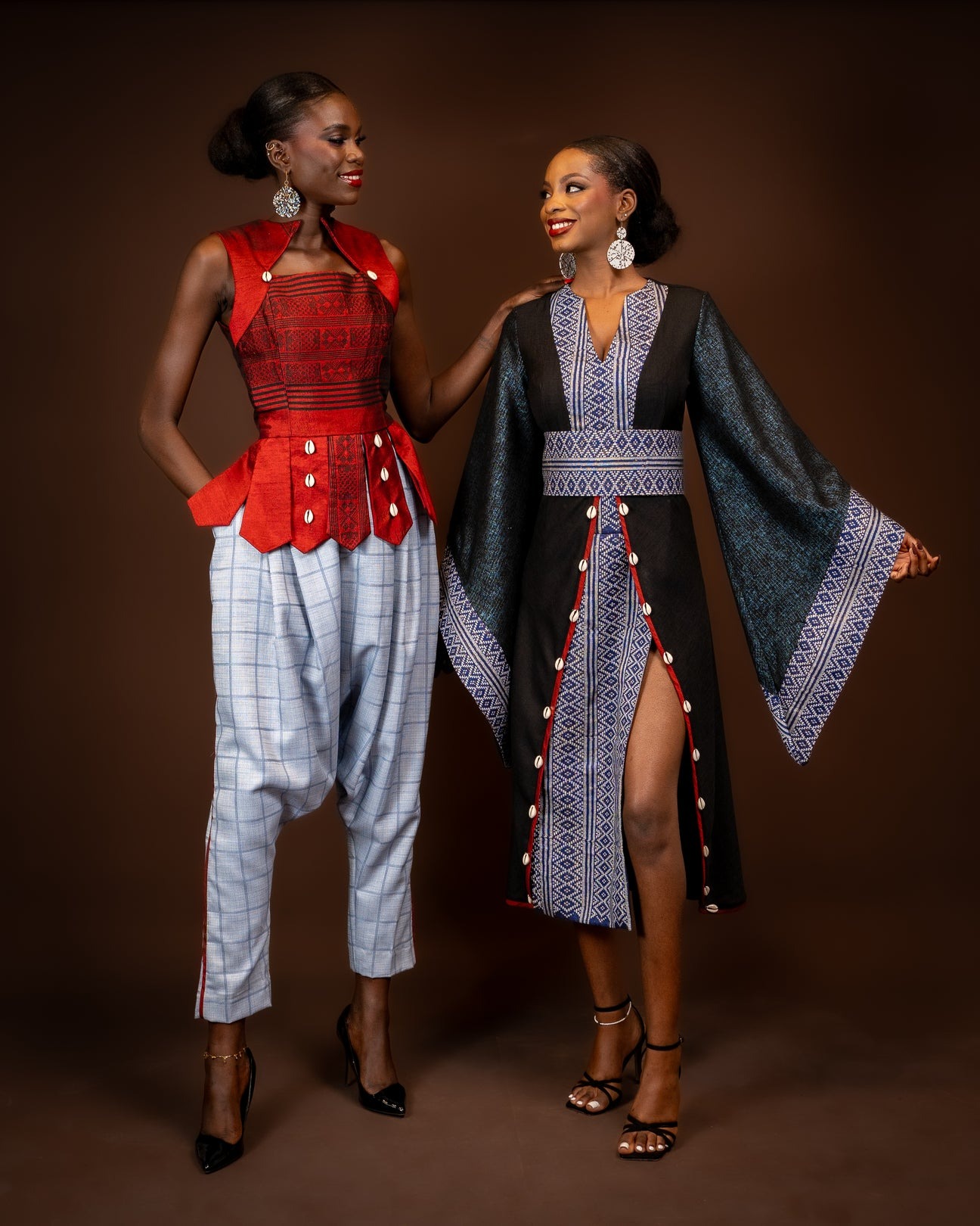 Duo studio — bustier rouge tissé et robe manjak fendue