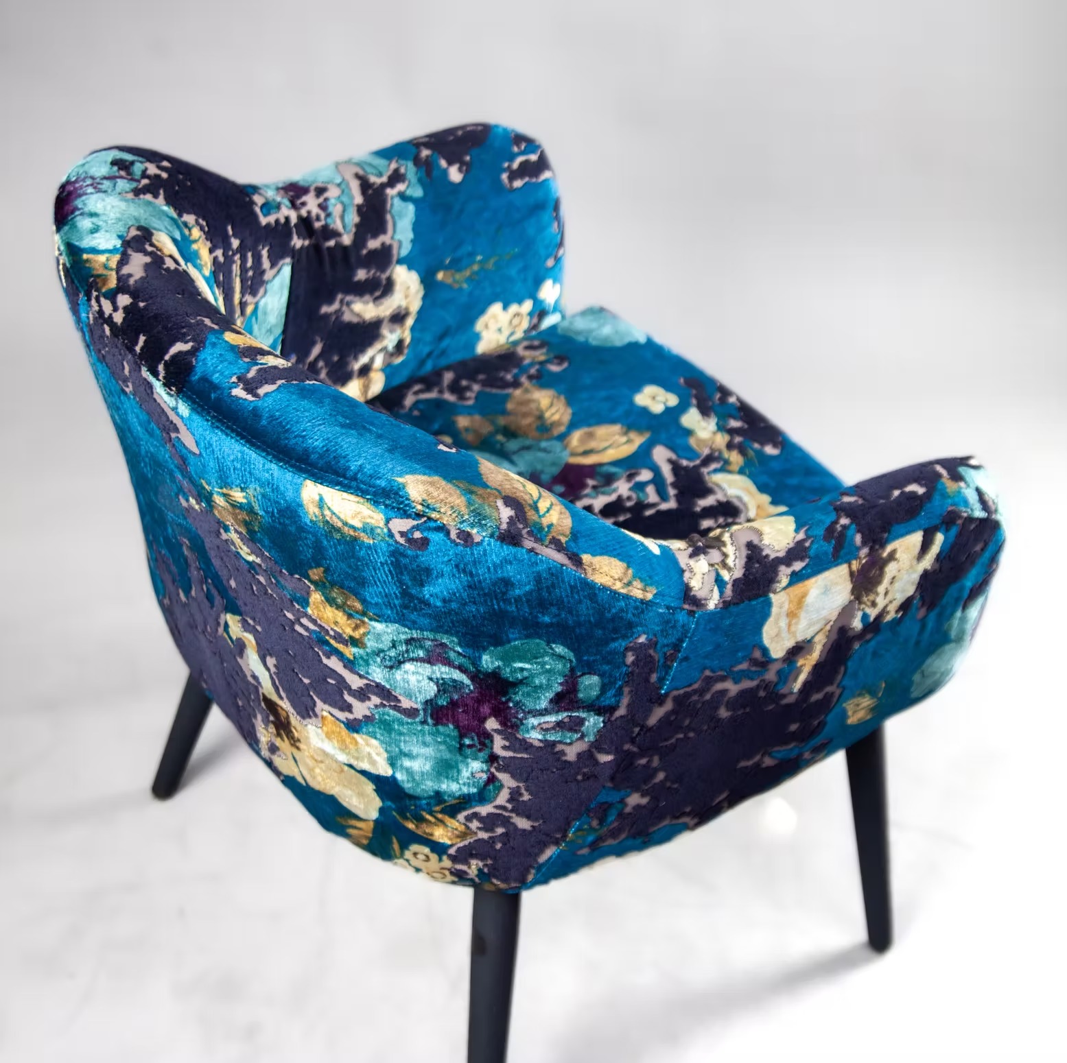 Fauteuil velours floral bleu et or