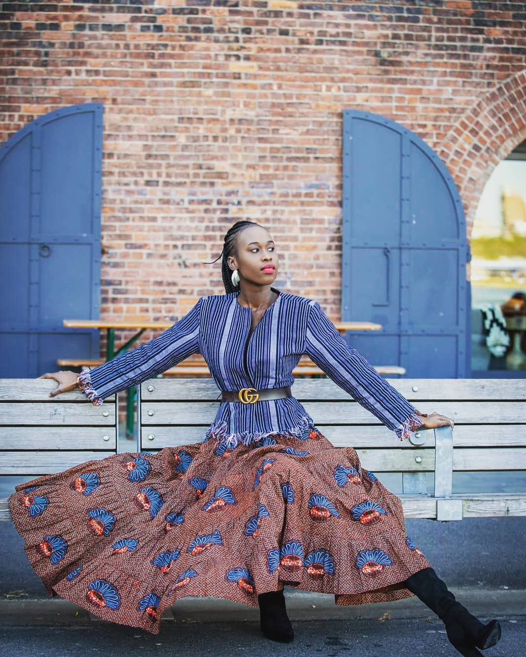 Veste tissée à franges & jupe éventails — banc en briques
