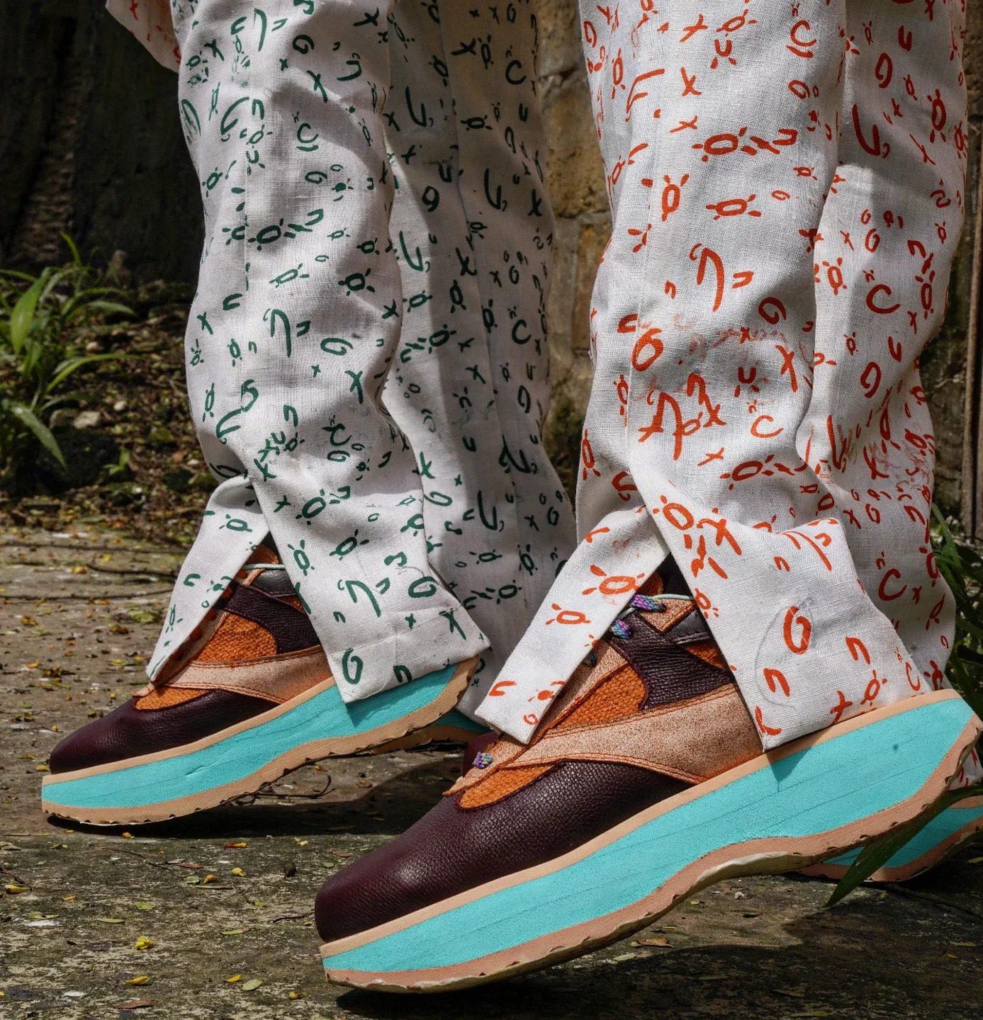 Duo sneakers semelle turquoise avec pantalons imprimés signes