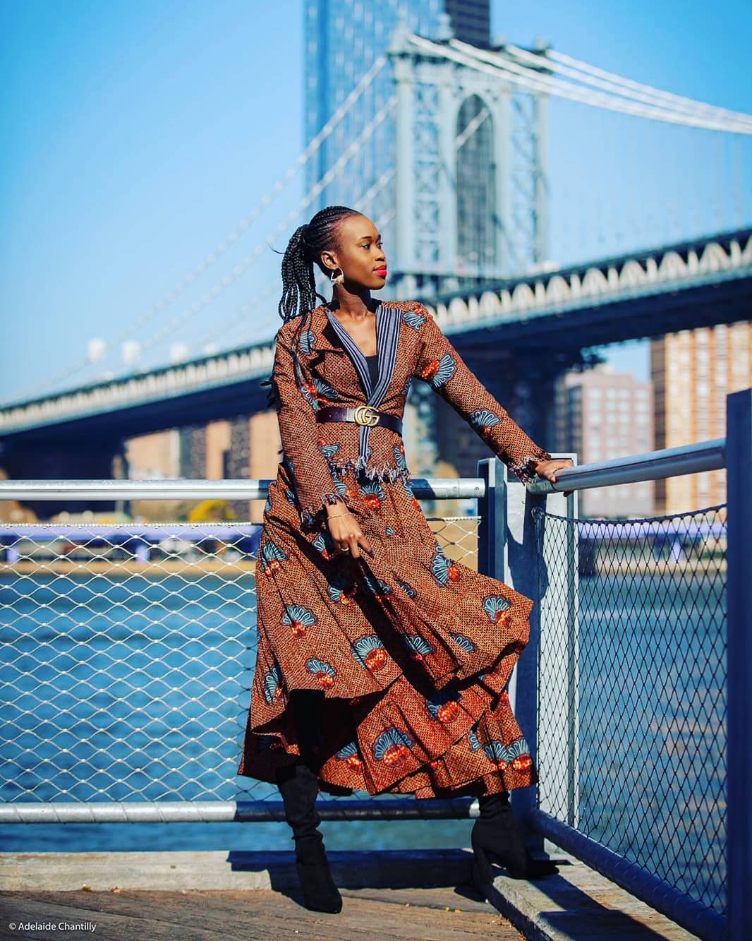 Robe longue terracotta à motifs coquillages devant le Manhattan Bridge