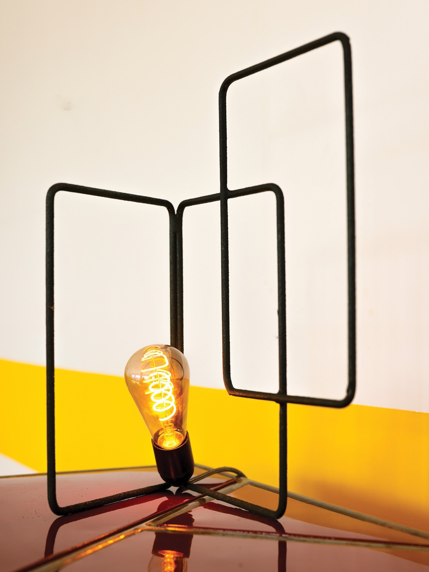 Sculpture-lampe filaire noire, édition Xantophille