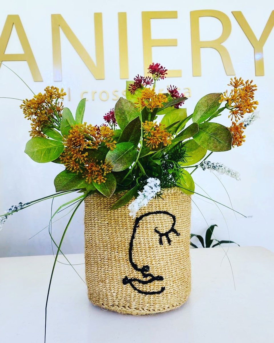 Cache-pot brodé — visage minimaliste et bouquet des champs