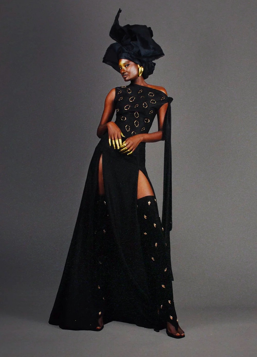 Seenara Dress — longue robe drapée aux appliqués cauris dorés
