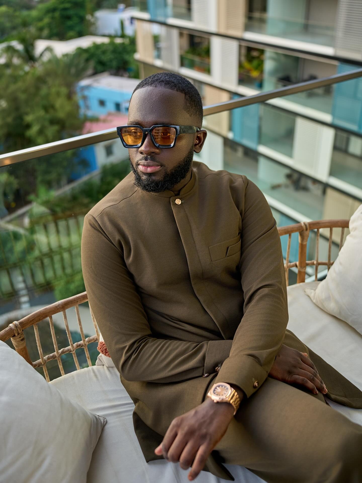 Vestiaire homme kaki — coupe cintrée col officier au balcon