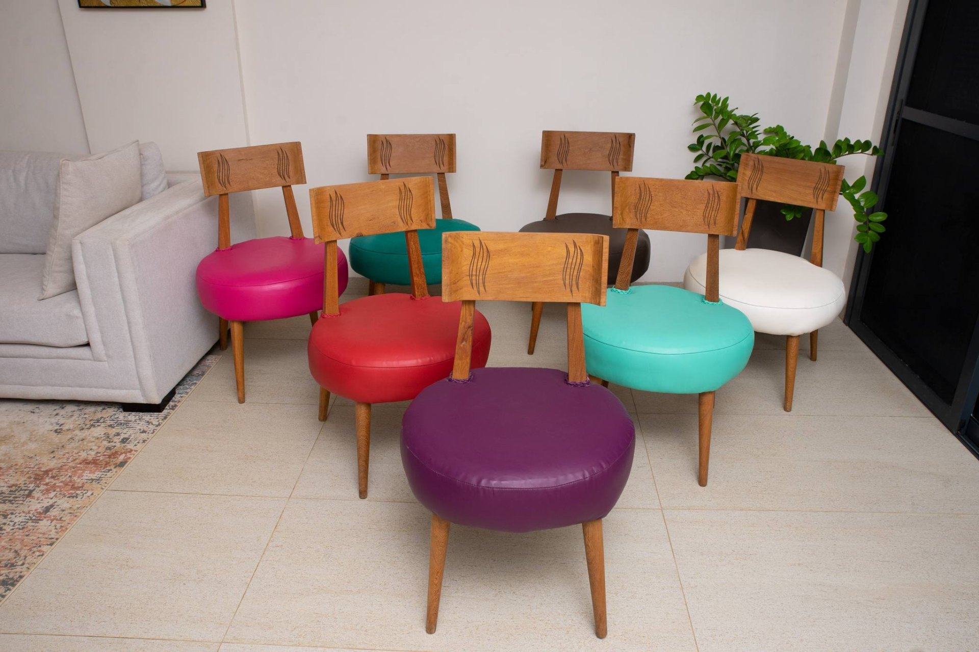 Chaises rondes multicolores, cuir et bois