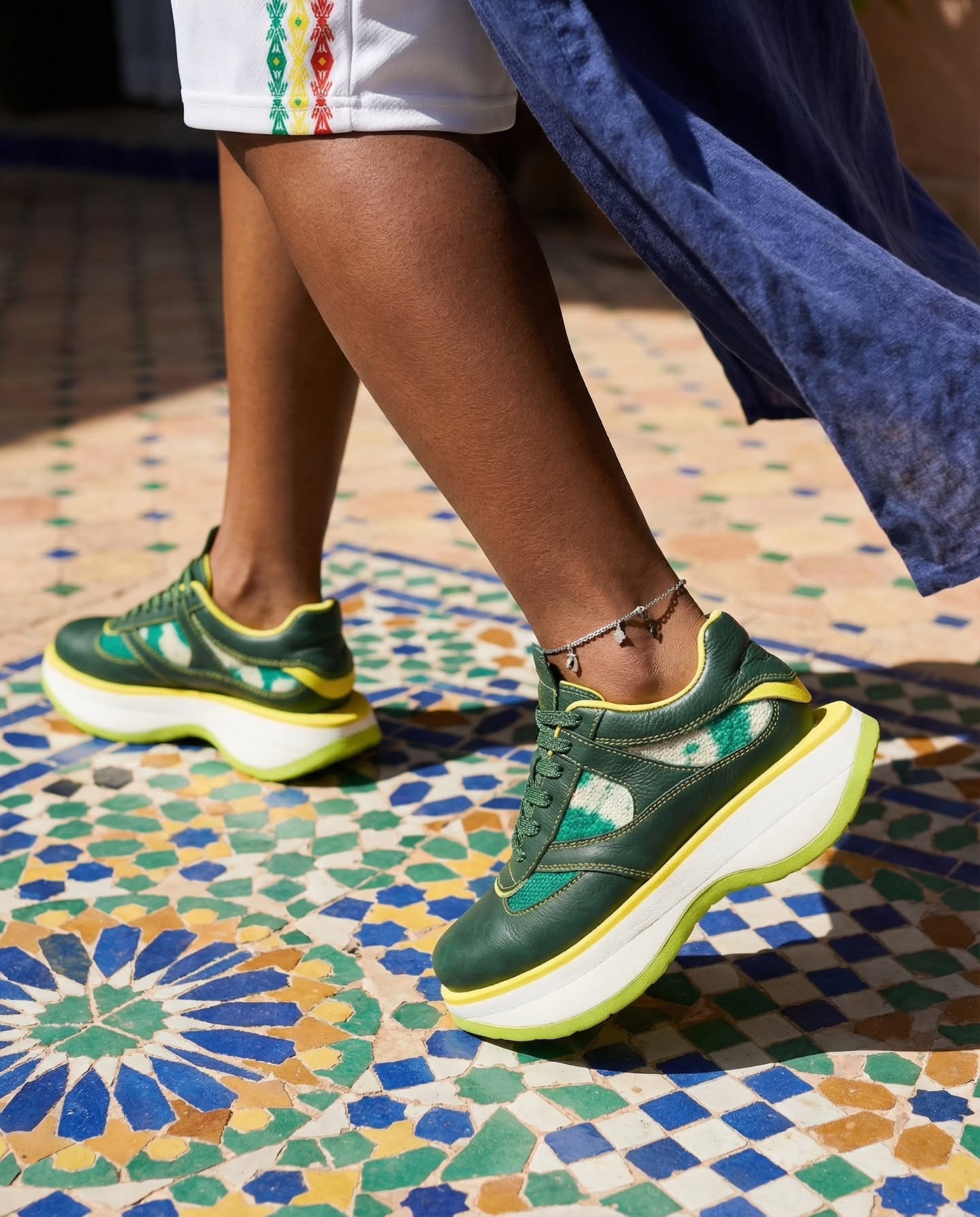 Paire vert & jaune — patine tissée sur mosaïque bleue