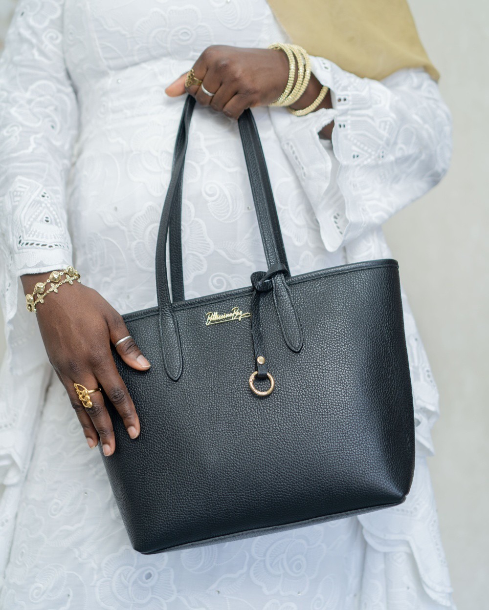 Cabas noir — cuir grainé, robe blanche brodée